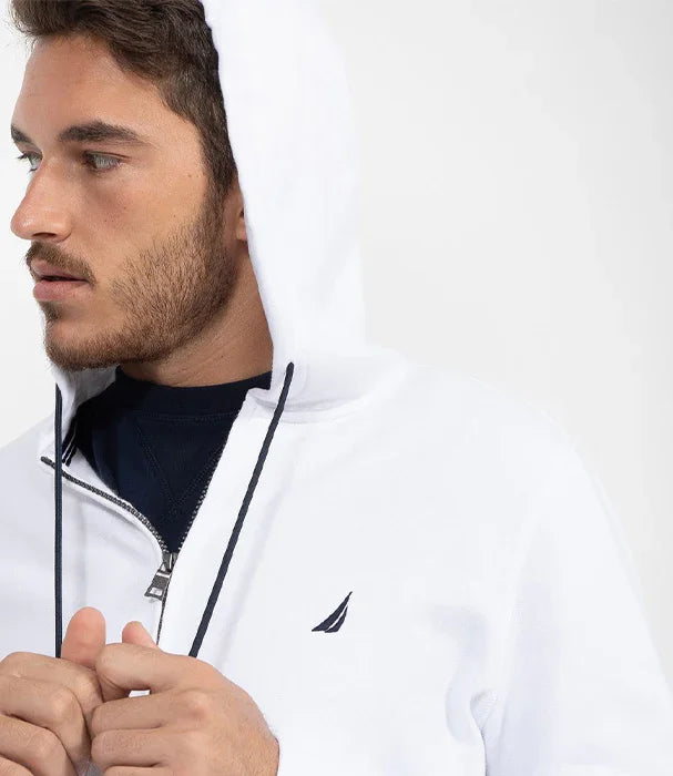 גבר עם קפוצ'ון לבן אופנתי, לוגו של מותג, ביגוד CHOZEN, צילום סטודיו