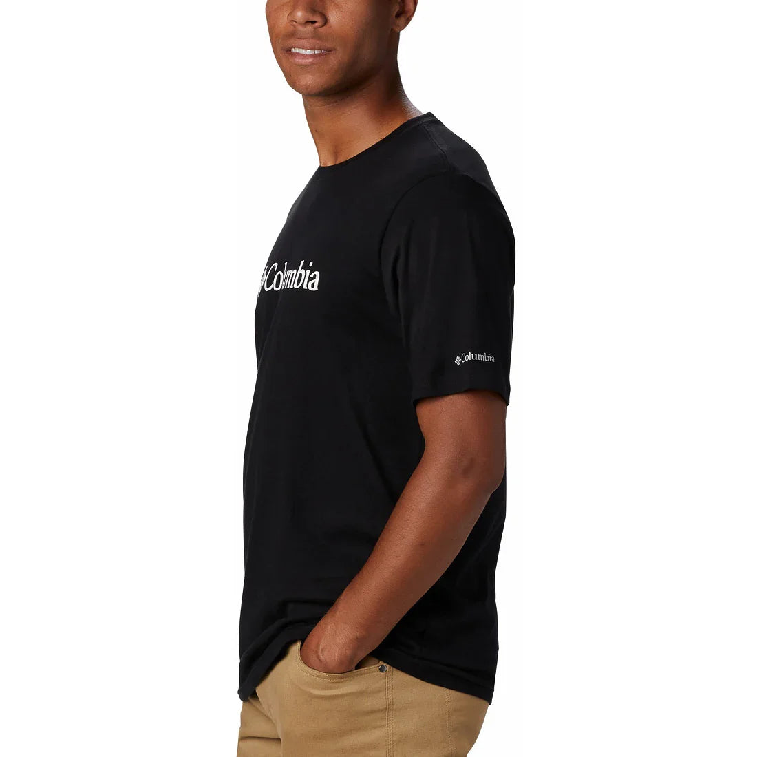 גבר לובש חולצת טי שחורה עם לוגו Columbia, אופנת מותגים לגבר באתר CHOZEN