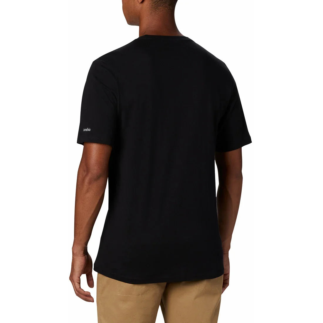 גבר לובש חולצת טי שחורה ומכנסי בז' CHOZEN מבית קבוצת אלפא