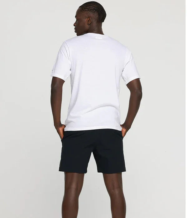 גבר לובש חולצה לבנה ומכנסיים קצרים שחורים, צילום אחורי, אופנת CHOZEN