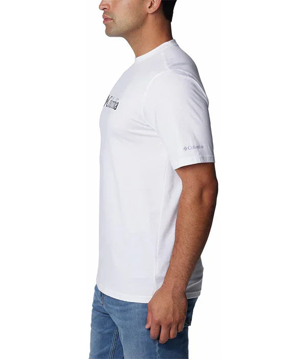 גבר לובש טי שירט לבנה של קולומביה, מותג מוביל ב-CHOZEN, קבוצת אלפא