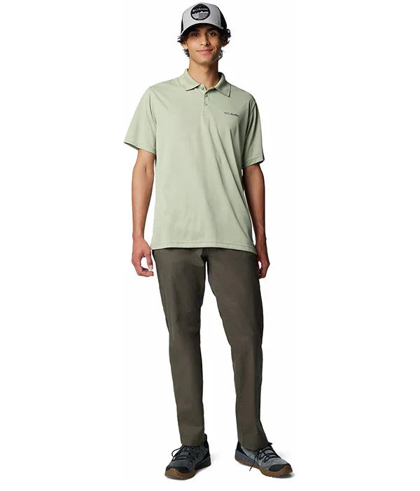 דגם גבר לובש חולצת פולו ירוקה, מכנסיים כהים וכובע, צילום אופנה לאתר CHOZEN מבית קבוצת אלפא