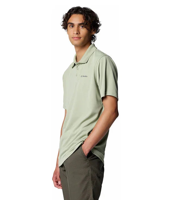 גבר לובש חולצת פולו ירוקה של קולומביה, אופנת גברים CHOZEN מבית קבוצת אלפא