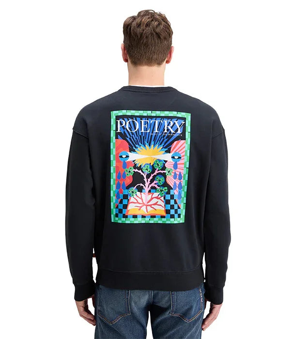 גבר עם סווטשירט שחור, הדפס צבעוני בגב עם המילה POETRY, צילום מוצר CHOZEN