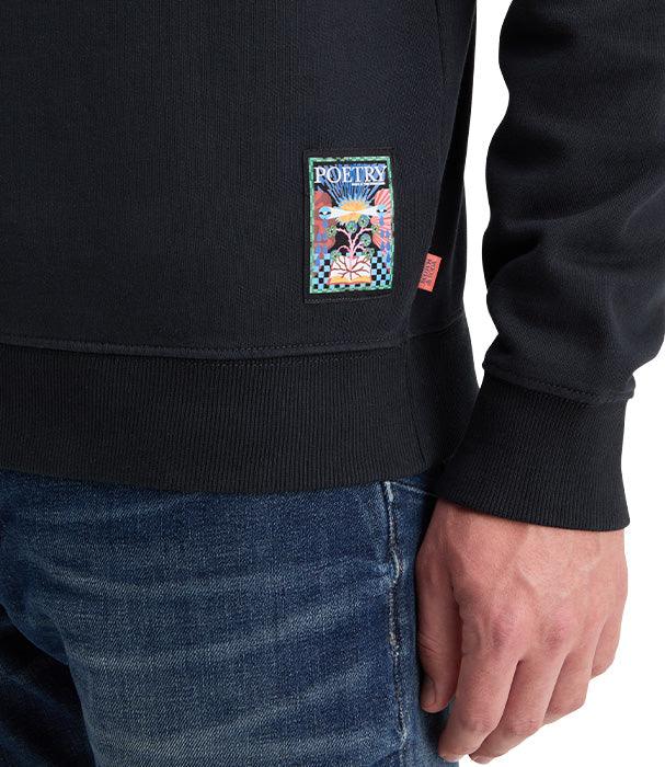 סווטשירט שחור עם תג צבעוני POETRY, משולב ג'ינס, בחנות המותגים CHOZEN