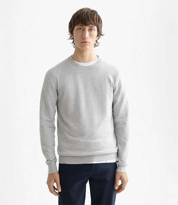 דוגמן לובש סווטשירט אפור של מותג אופנה בינלאומי, צילום לחנות CHOZEN