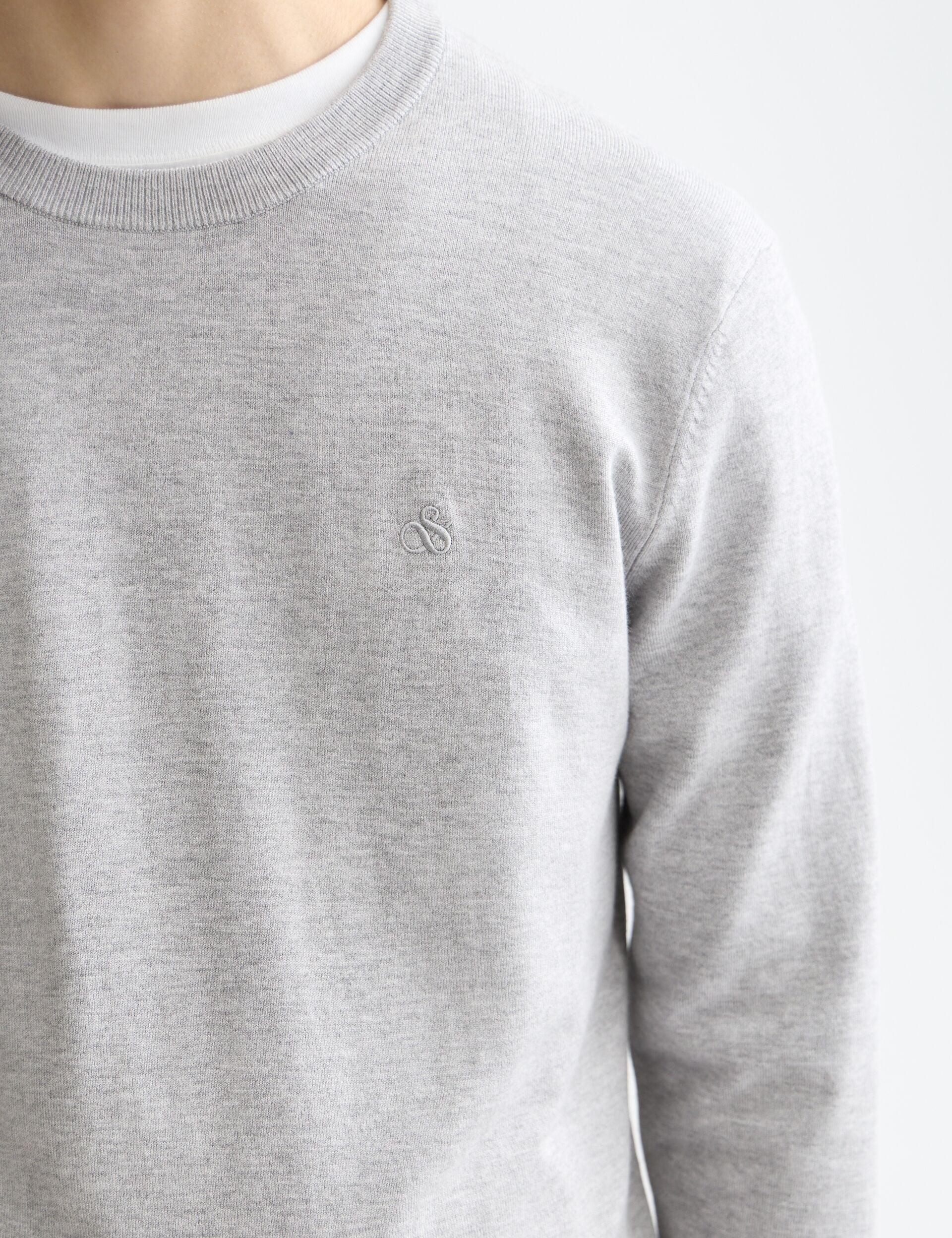 סוודר אפור קלאסי עם לוגו CHOZEN, אופנת גברים עדכנית באתר קבוצת אלפא