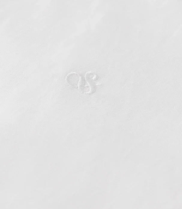 בד לבן עם רקמת לוגו עדינה, מותג CHOZEN, עיצוב מינימליסטי מבית אלפא