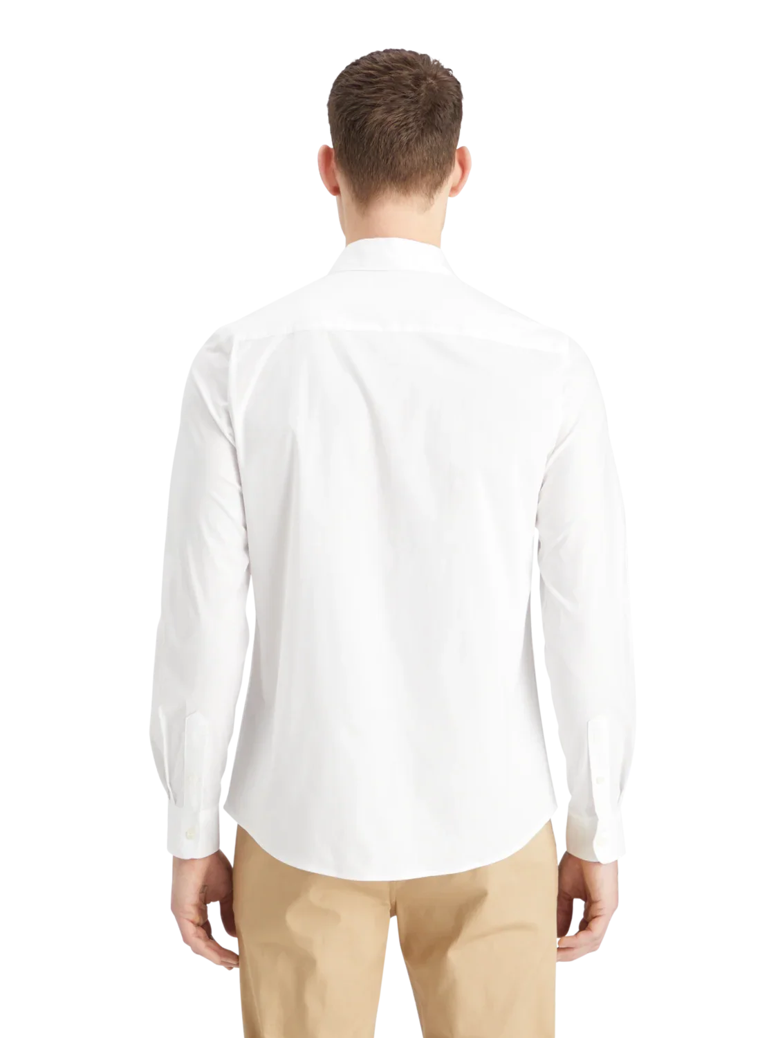 גבר לבוש חולצה לבנה מכופתרת ומכנסי בז', מבט מאחור, אופנת CHOZEN מבית קבוצת אלפא