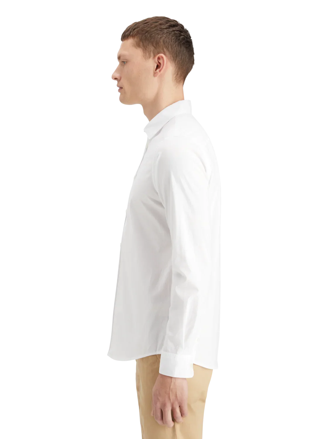 גבר לובש חולצה לבנה ומכנסיים בז', צילום צד, אופנה CHOZEN, קבוצת אלפא