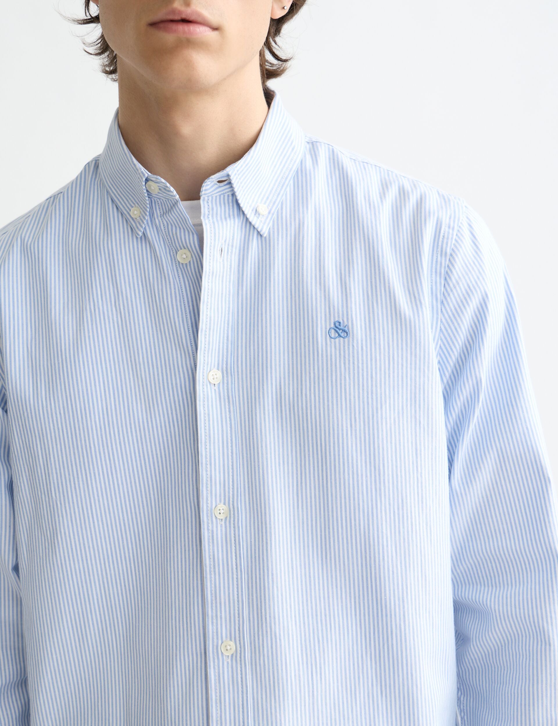 חולצה מכופתרת לגבר עם פסים כחולים לבנים ולוגו רקום, אופנת גברים CHOZEN