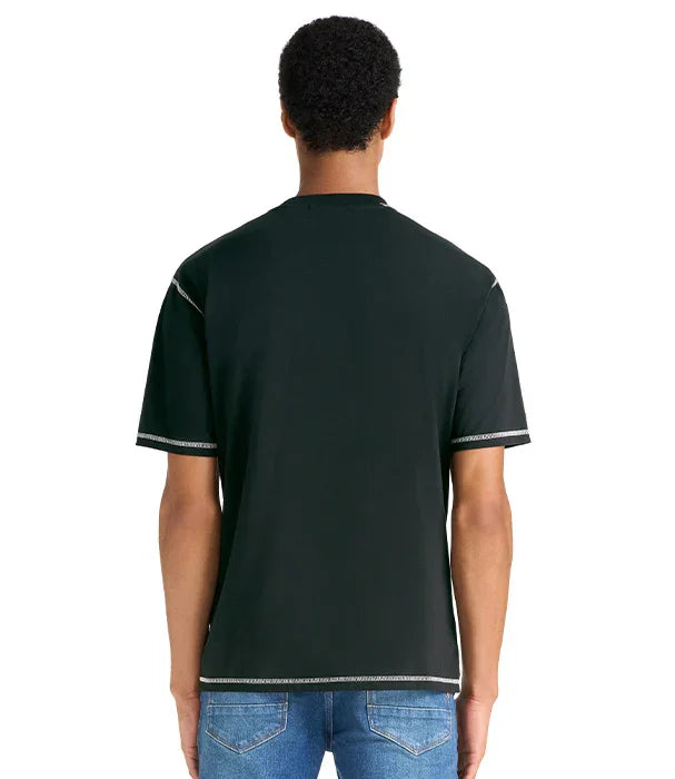 גבר לובש חולצת טי שחורה עם תפרים לבנים ומכנסי ג'ינס, צילום גב, CHOZEN מותגים מובילים