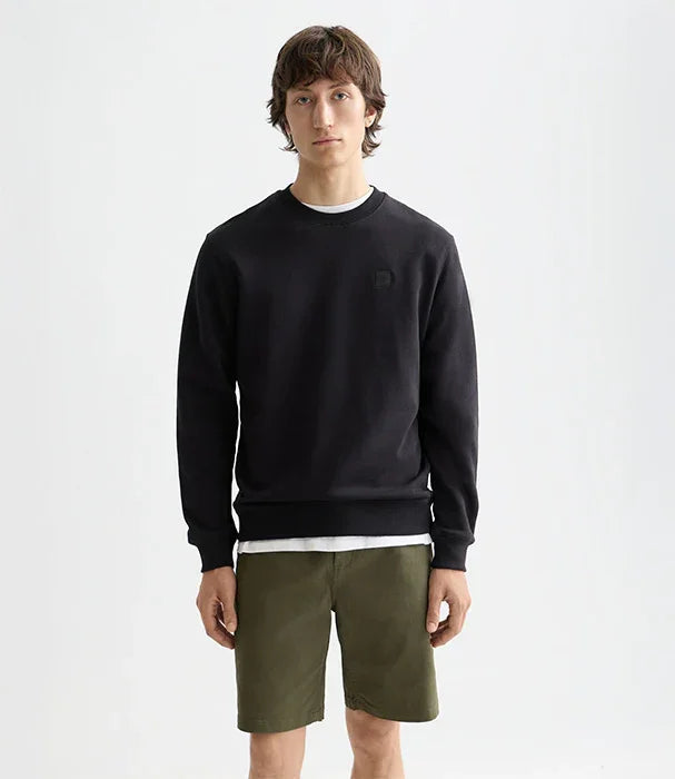 דוגמן לובש סווטשירט שחור ומכנסיים קצרים ירוקים, צילום אולפן ל-CHOZEN מותגים מובילים