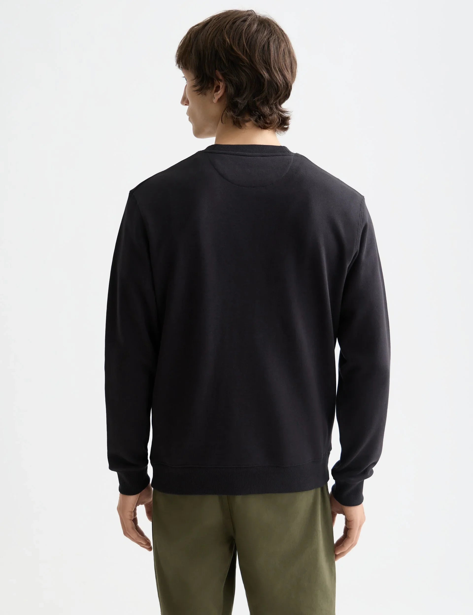 גבר עם סווטשירט שחור ומכנסיים ירוקות, מותגים מובילים CHOZEN קבוצת אלפא