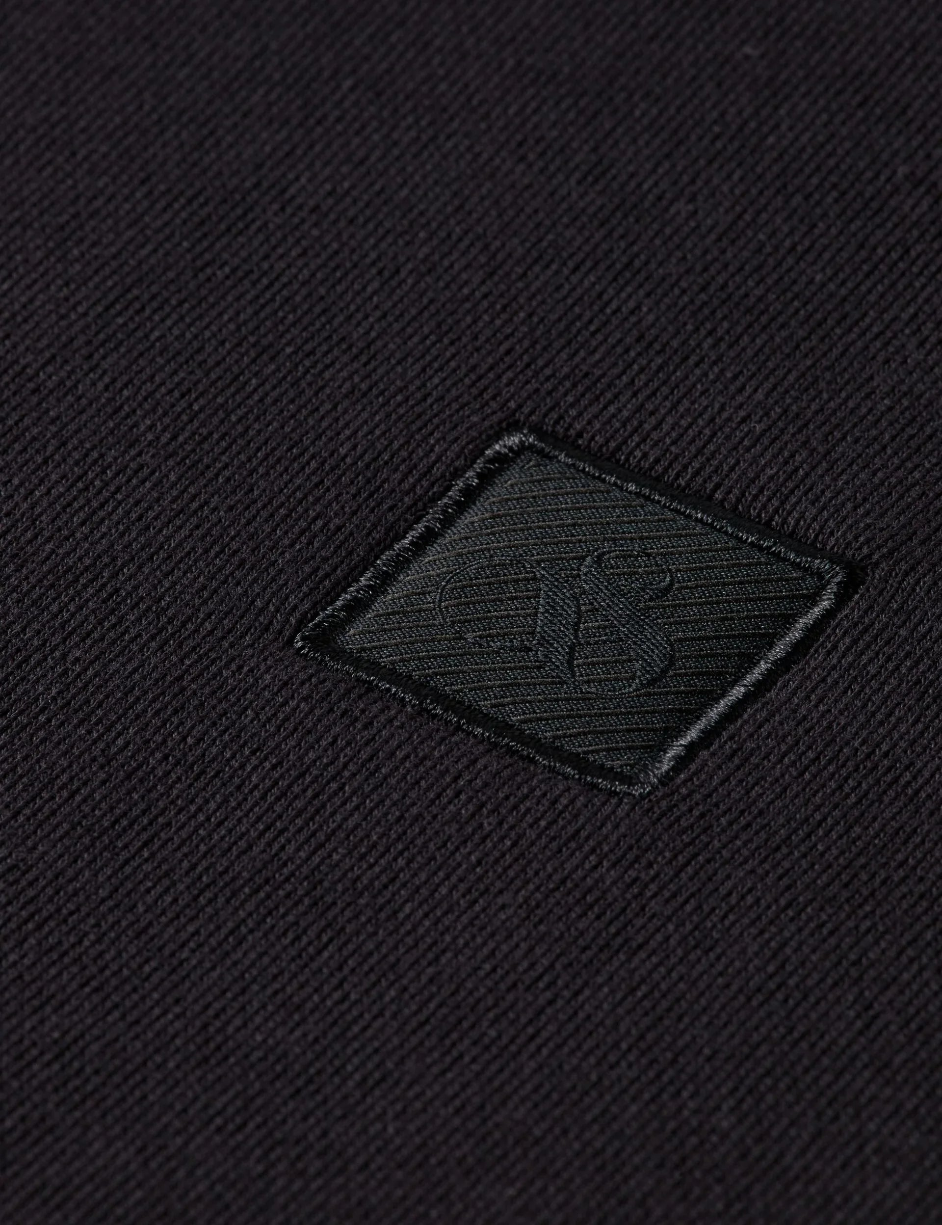 בד שחור עם טקסטורה ותווית לוגו רקומה, מוצר ייבוא רשמי CHOZEN