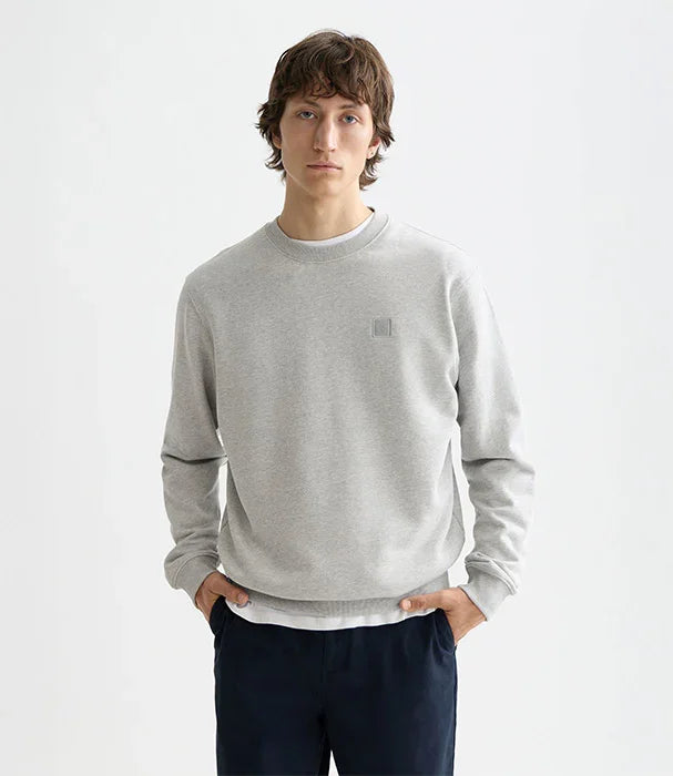 דוגמן לובש סווטשירט אפור של מותג אופנה מוביל, CHOZEN, רקע לבן נקי