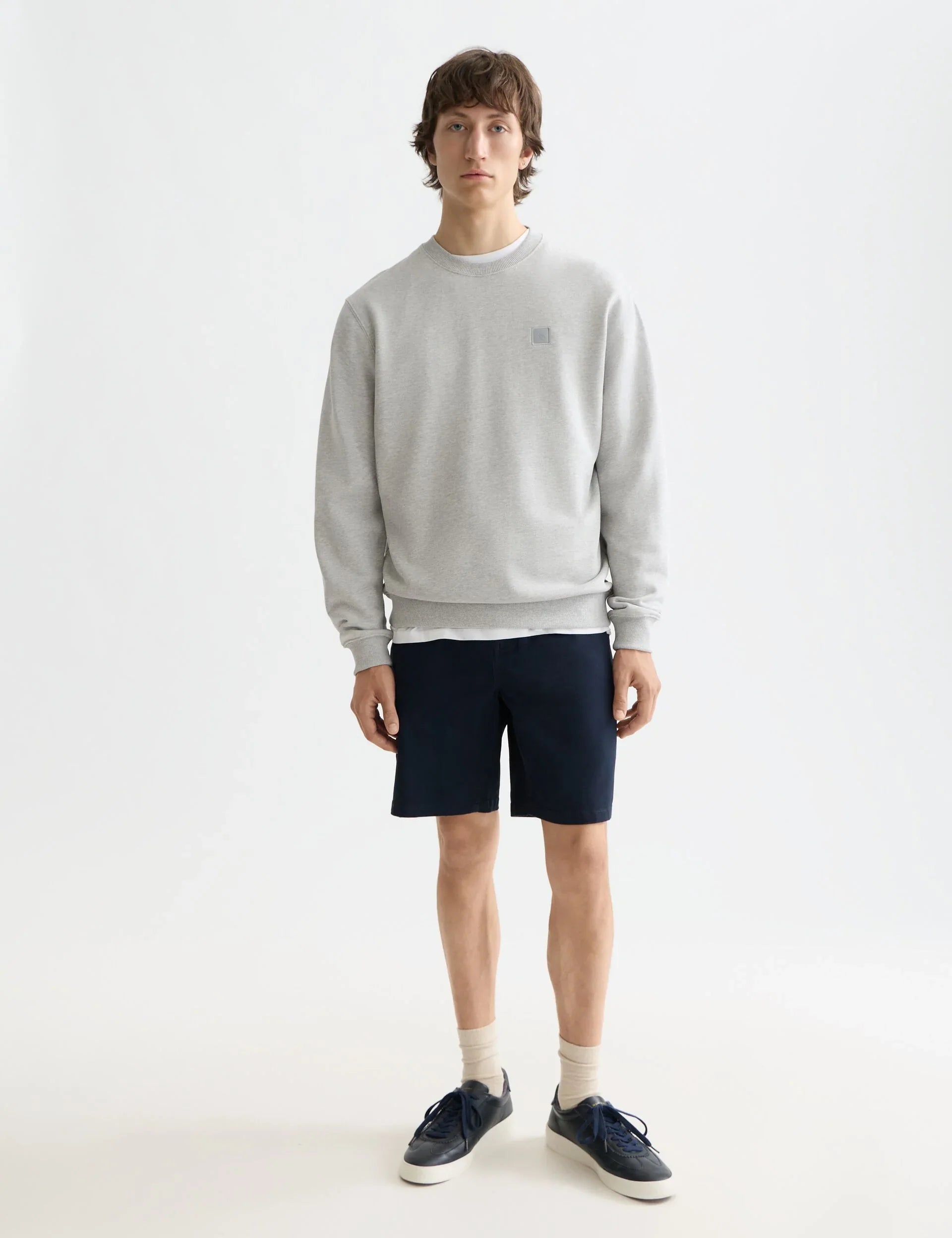 דוגמן לובש סווטשירט אפור ומכנסיים קצרים כחולים, אופנת גברים CHOZEN מותגים מובילים