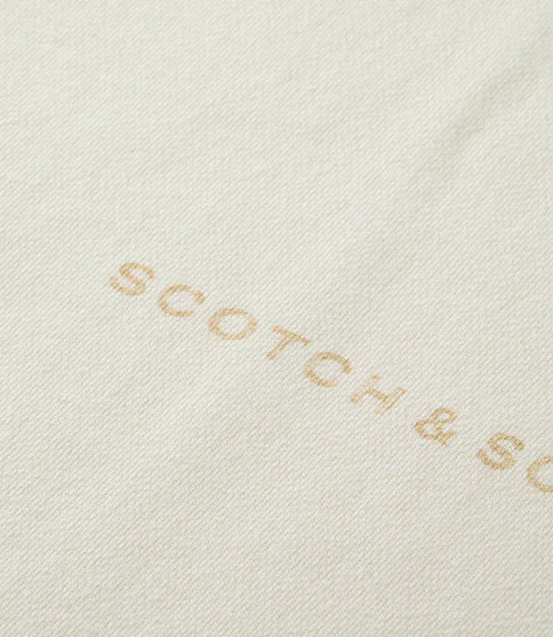 חולצת כותנה בהירה עם כיתוב SCOTCH & SODA, מותג בינלאומי באתר CHOZEN