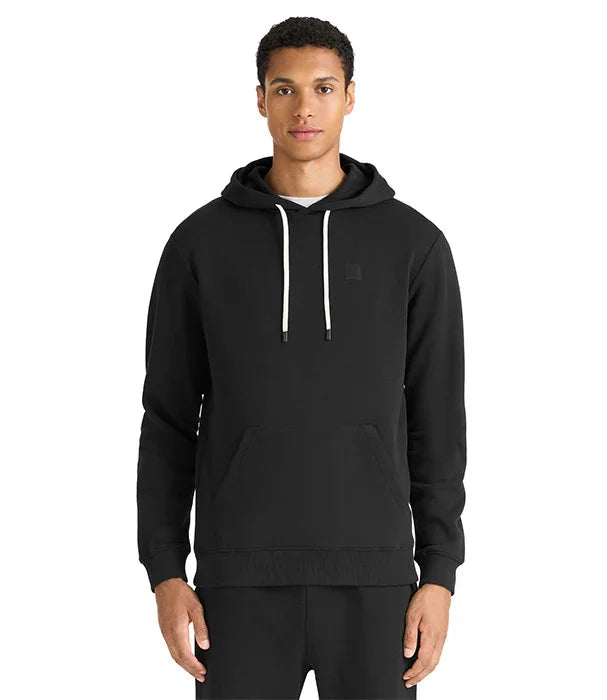 גבר לובש קפוצ'ון שחור עם שרוכים לבנים מבית CHOZEN, אופנה יוקרתית באתר קבוצת אלפא