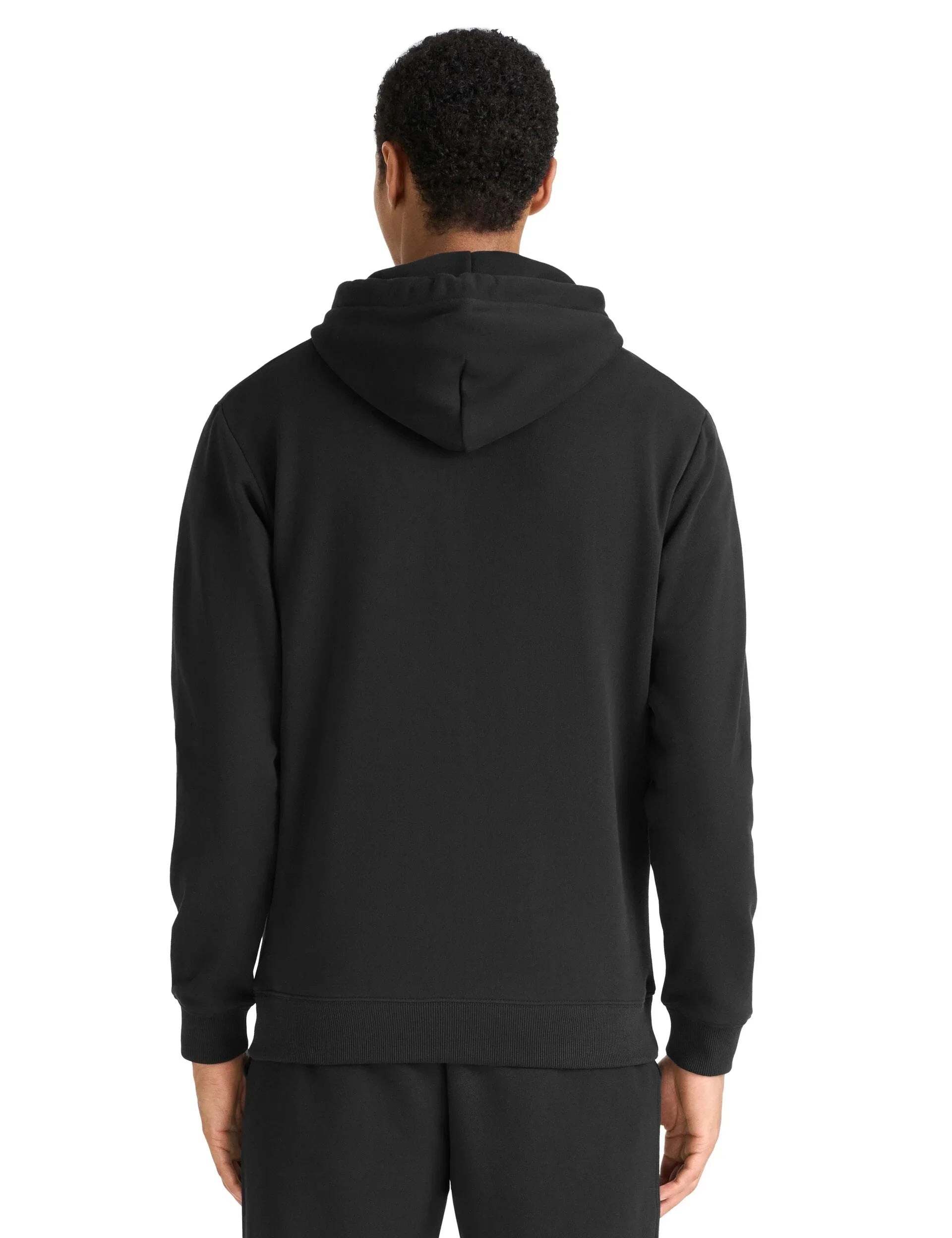 גבר לובש קפוצ׳ון שחור, מבט מאחור, אופנה לגברים CHOZEN