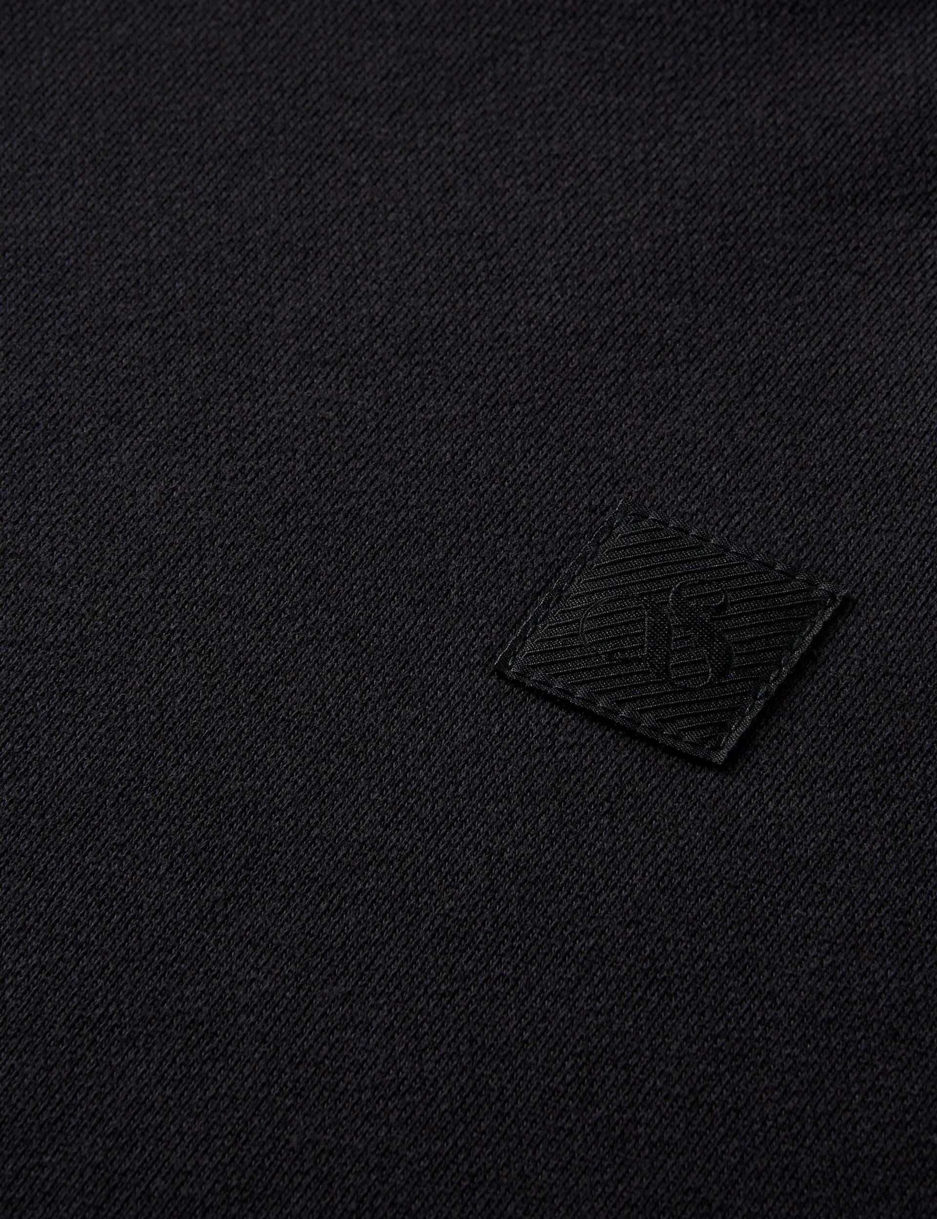 בד שחור עם תווית לוגו CHOZEN, מותג מוביל מקבוצת אלפא