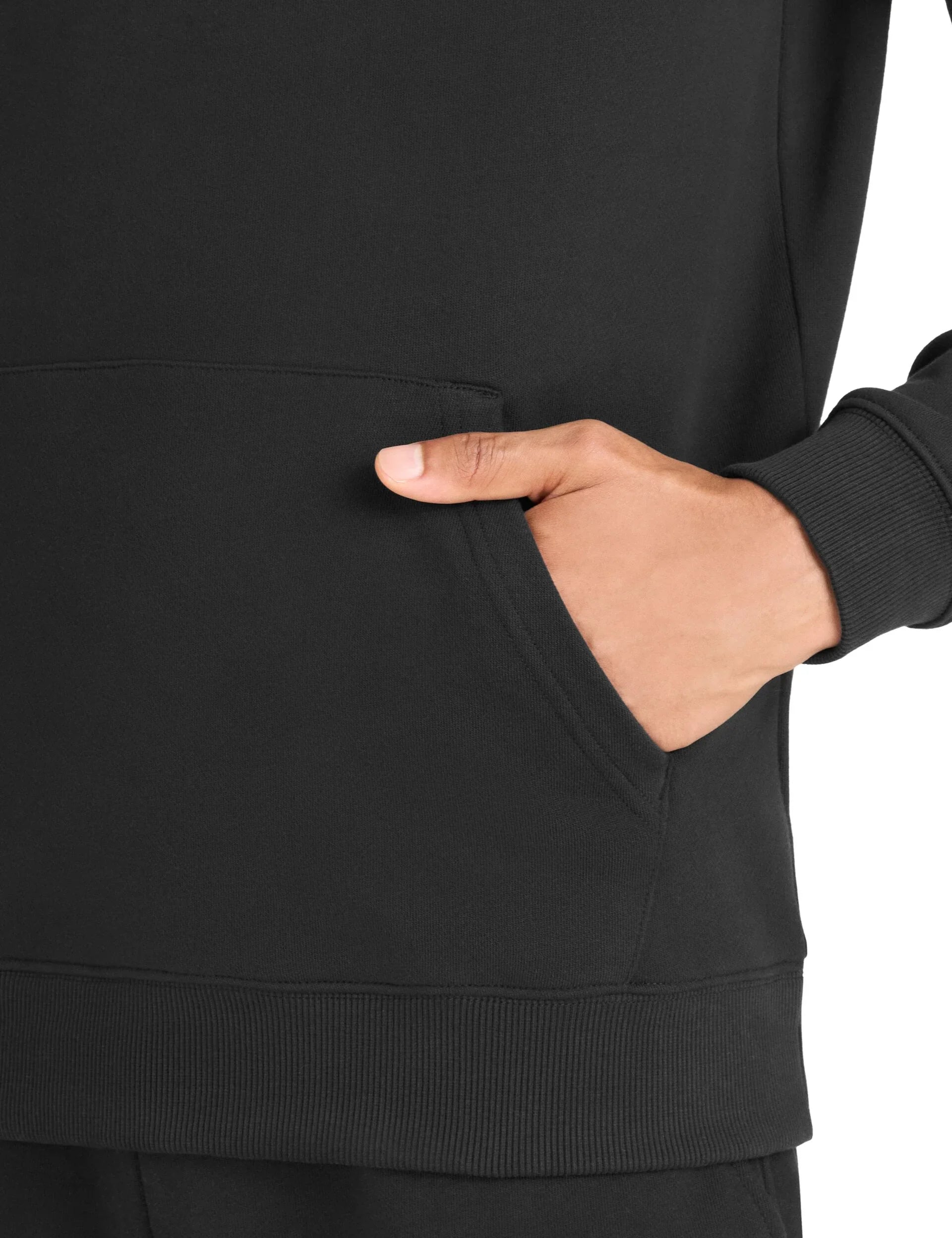 קפוצ'ון שחור איכותי CHOZEN, תקריב של כיס קנגורו ושרוול, אופנה יוקרתית לגברים