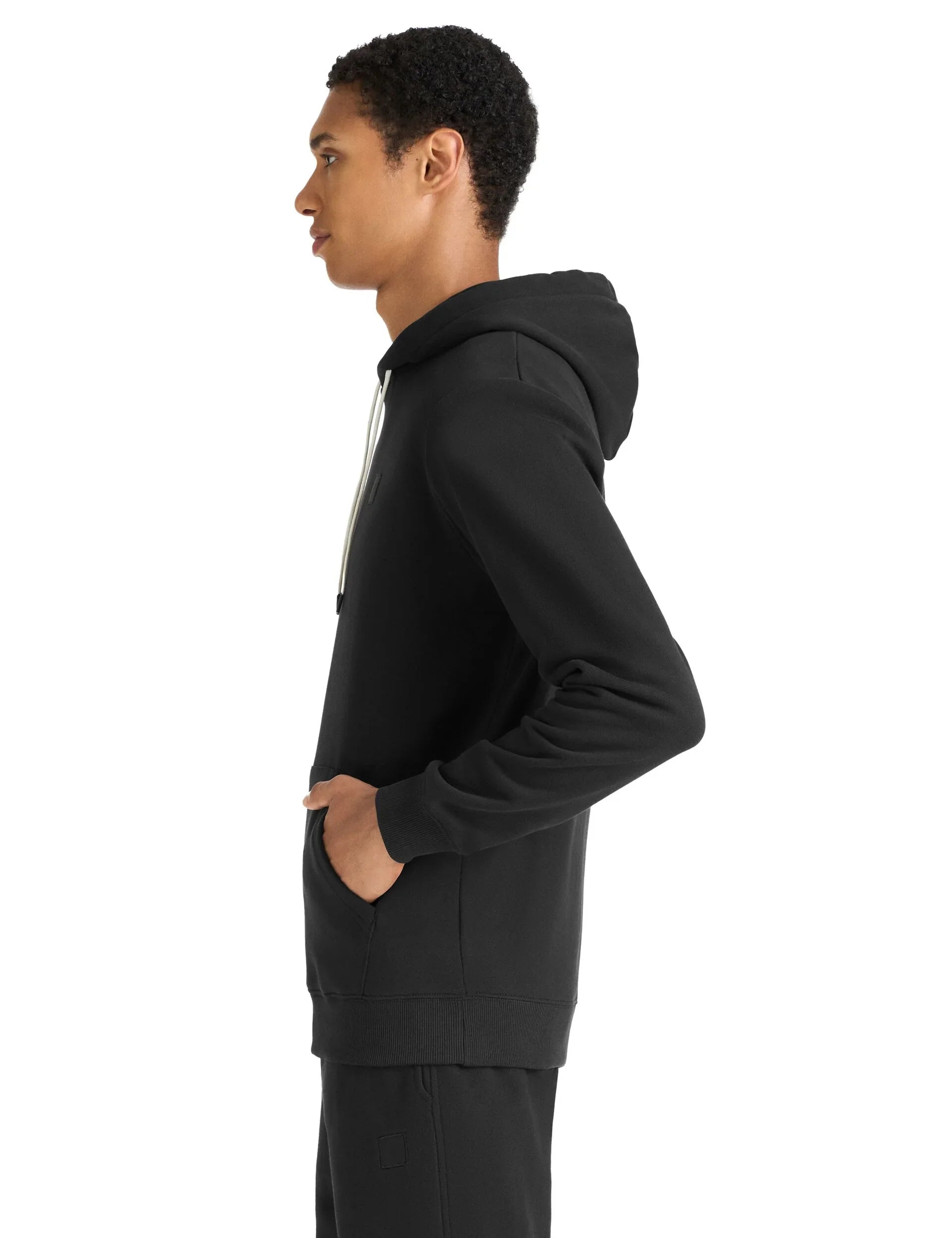 גבר לובש קפוצ׳ון שחור עם שרוך לבן, פרופיל צד, אופנה יומיומית CHOZEN