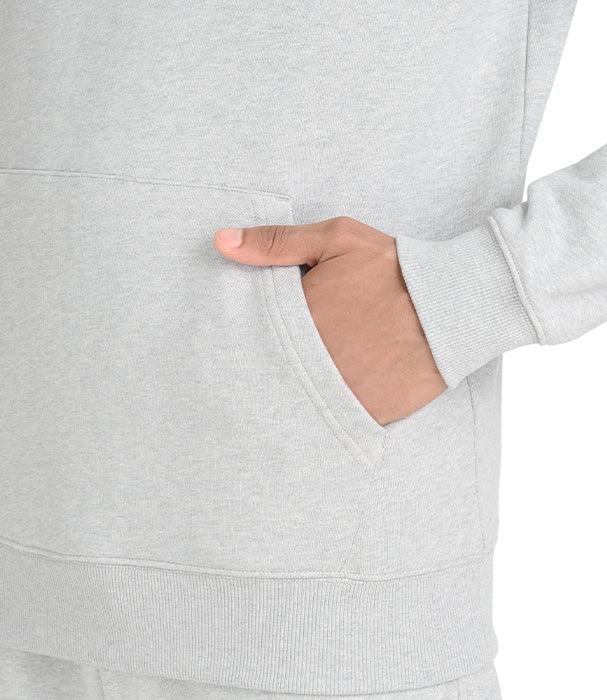 יד בתוך כיס קנגורו בקפוצ'ון אפור מבית CHOZEN, אופנת רחוב איכותית