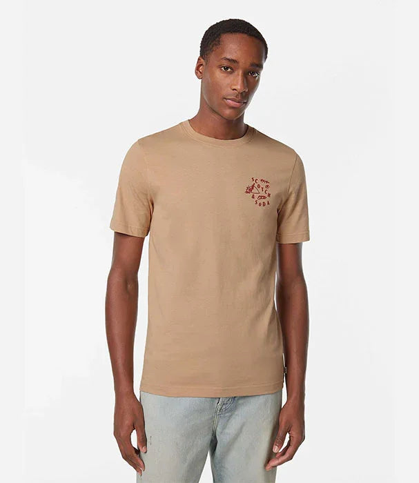 גבר לובש חולצת טי חול צבע בז' מבית המותג SCOTCH & SODA, אופנת גברים CHOZEN