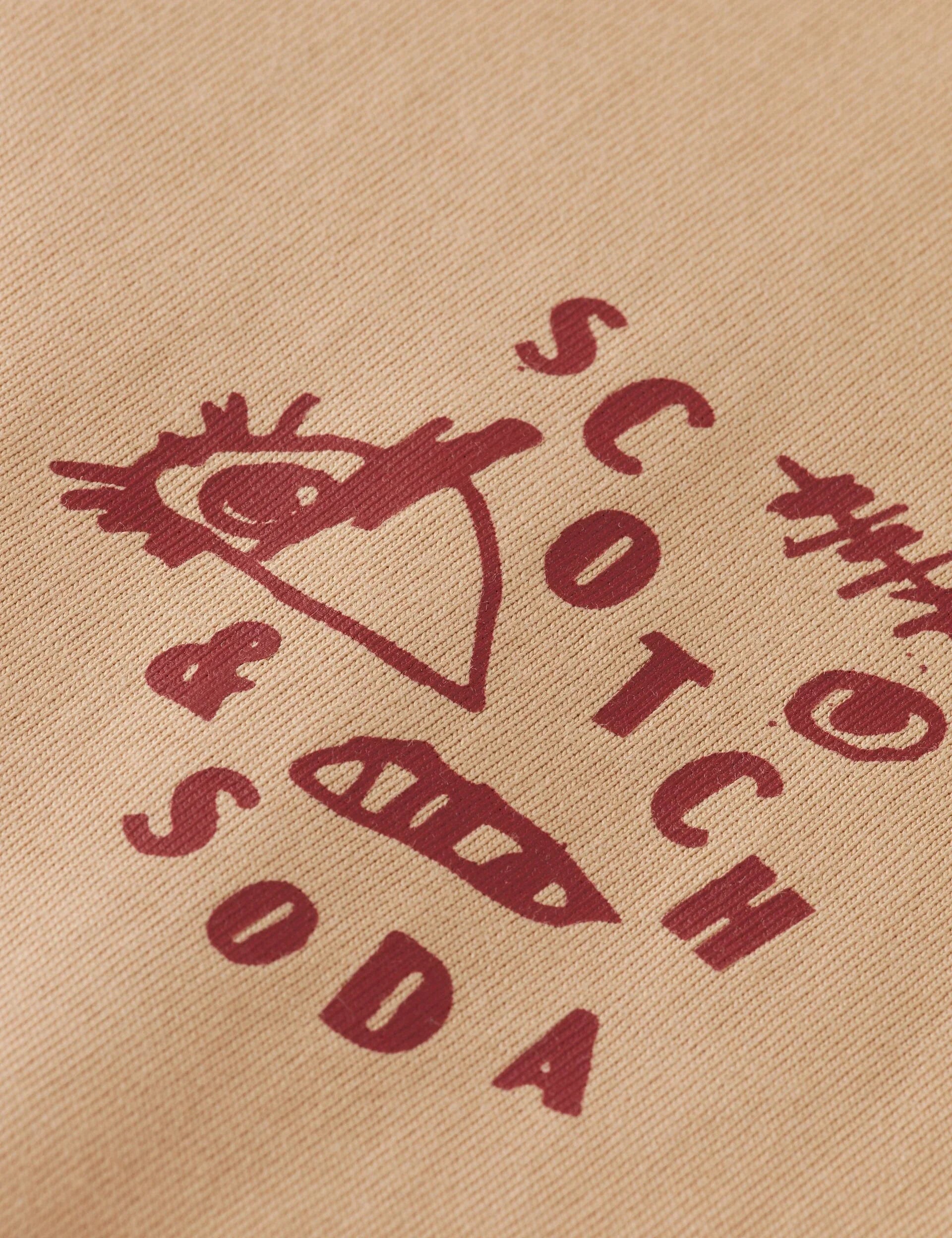 הדפס לוגו Scotch & Soda באדום על בד בז', מוצר מותג אופנה מקבוצת אלפא בחנות CHOZEN
