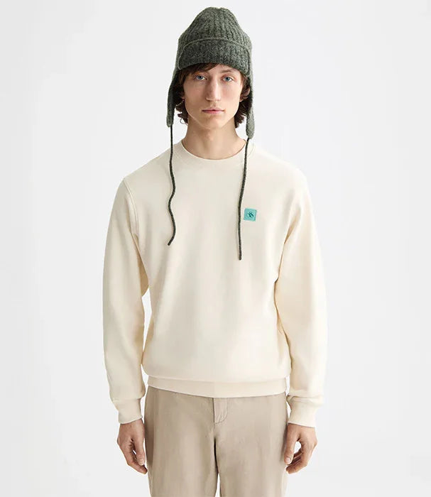 גבר עם סווטשירט שמנת וכובע צמר ירוק, אופנה מודרנית CHOZEN