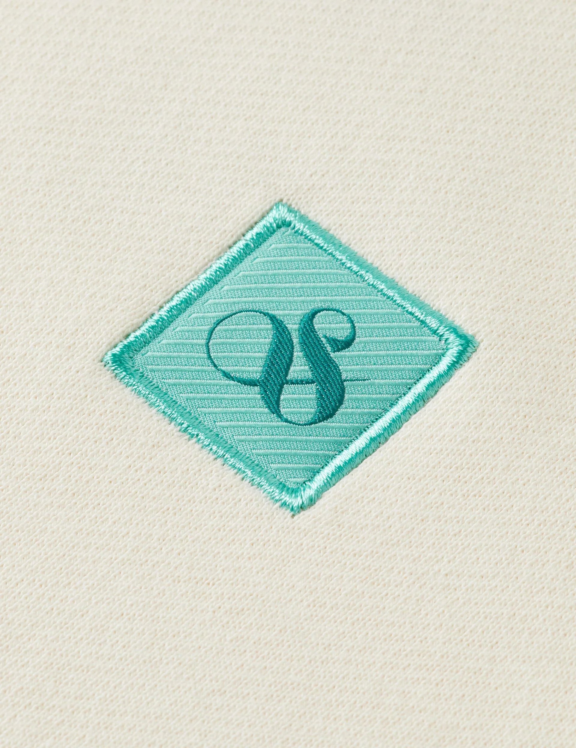 רקמת לוגו ירוקה של מותג CHOZEN על בד בהיר, איכות אופנה יוקרתית קבוצת אלפא