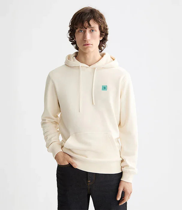 דוגמן לובש סווטשירט קפוצ׳ון שמנת ממותג CHOZEN, אופנת גברים איכותית