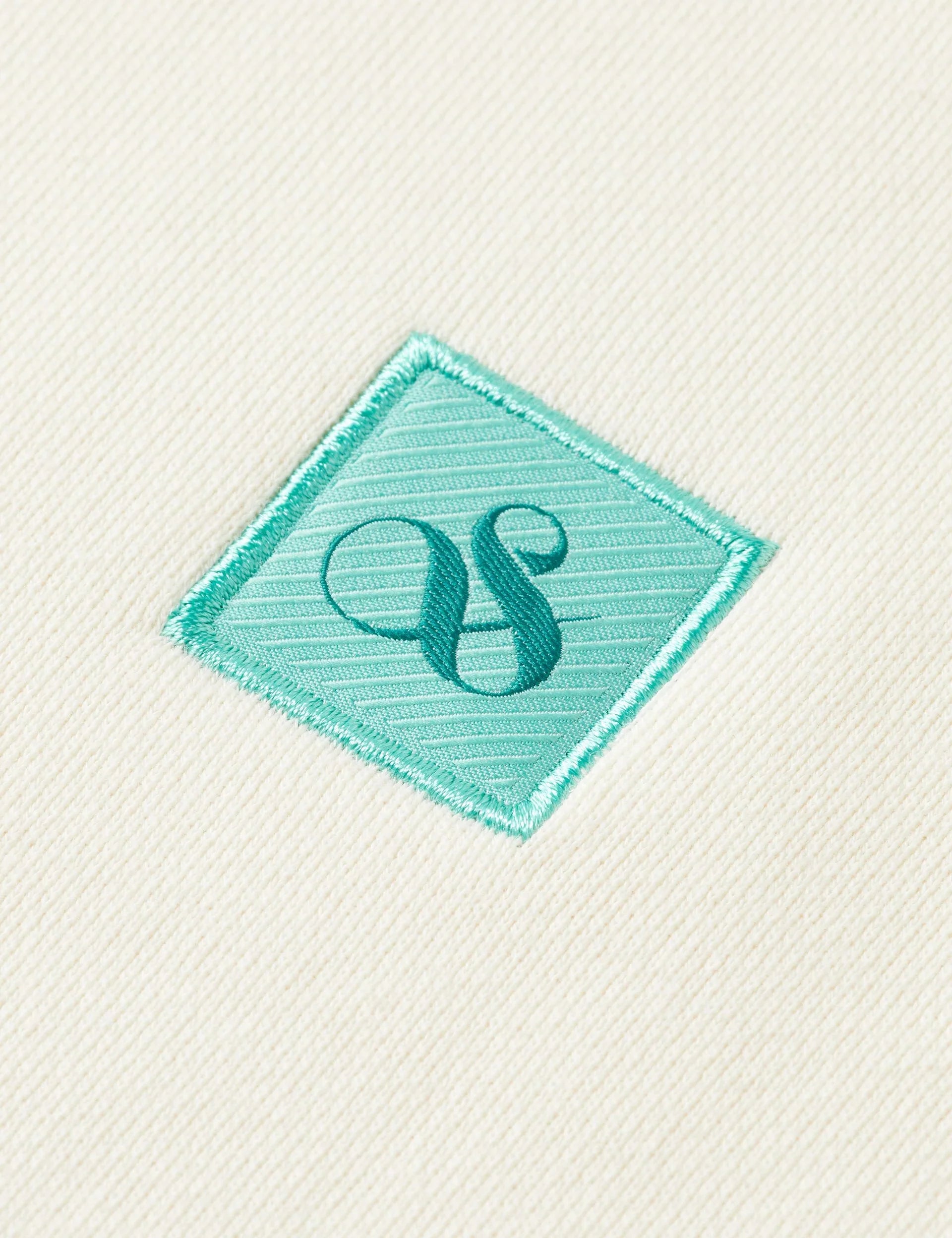 רקמת לוגו CHOZEN על בד לבן, עיצוב ירוק, מותגים מובילים מבית קבוצת אלפא