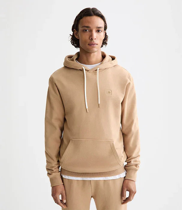 גבר לובש קפוצ׳ון בז׳ אופנתי CHOZEN, אופנת רחוב יוקרתית מבית קבוצת אלפא