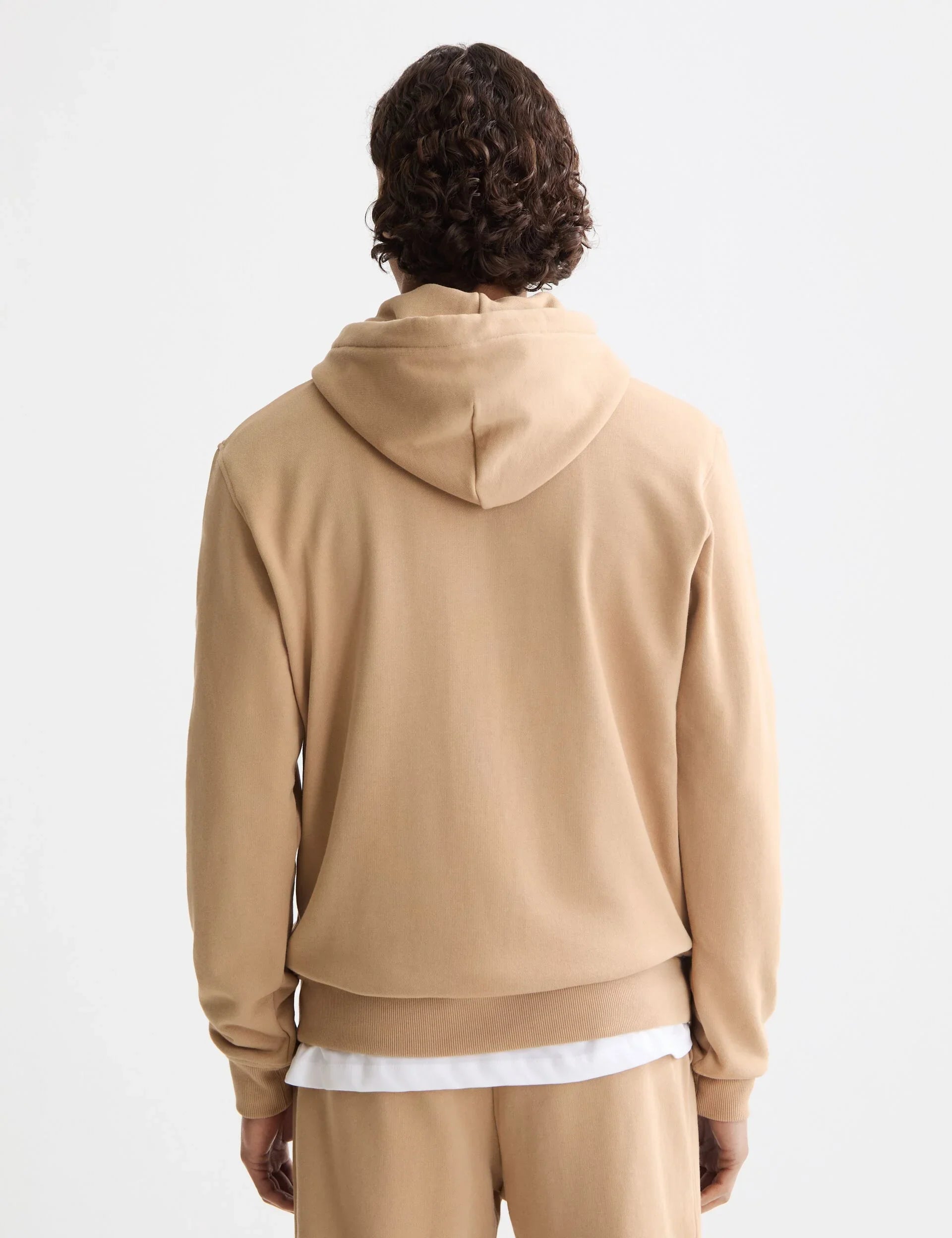 גבר לבוש קפוצ׳ון בגוון בז׳, צילום מאחור, אופנה לגבר CHOZEN מותגים מובילים