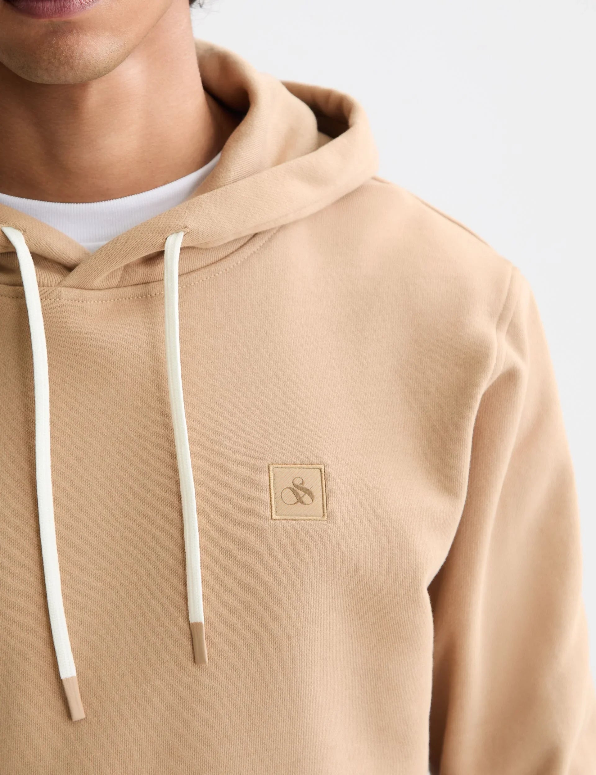 קפוצ׳ון בז׳ לגבר עם שרוכים לוגו קטן מקדימה, אופנת גברים CHOZEN