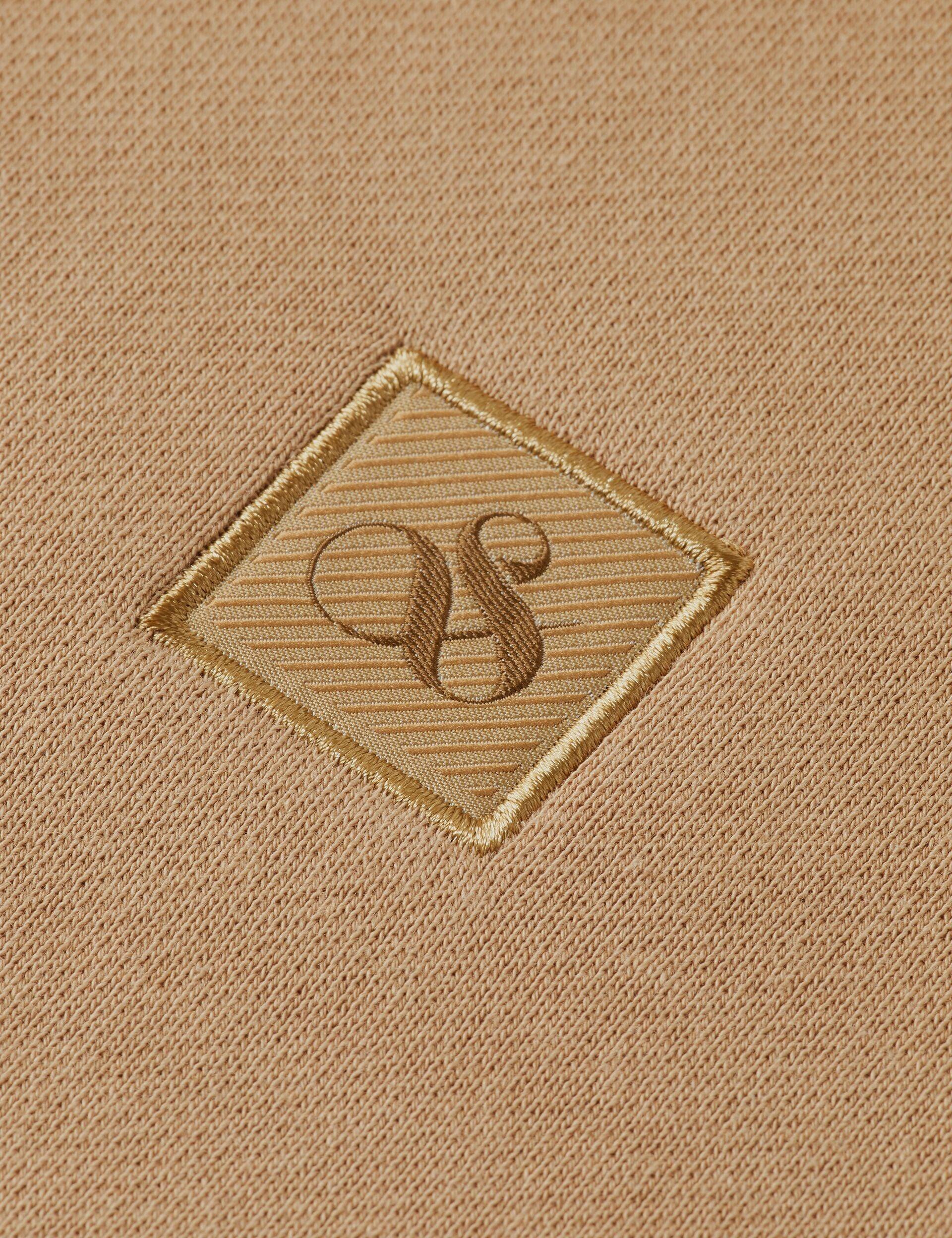 רקמת לוגו CHOZEN יוקרתי בצבע בז', פריט אופנה מקולקציית מותגים מובילים