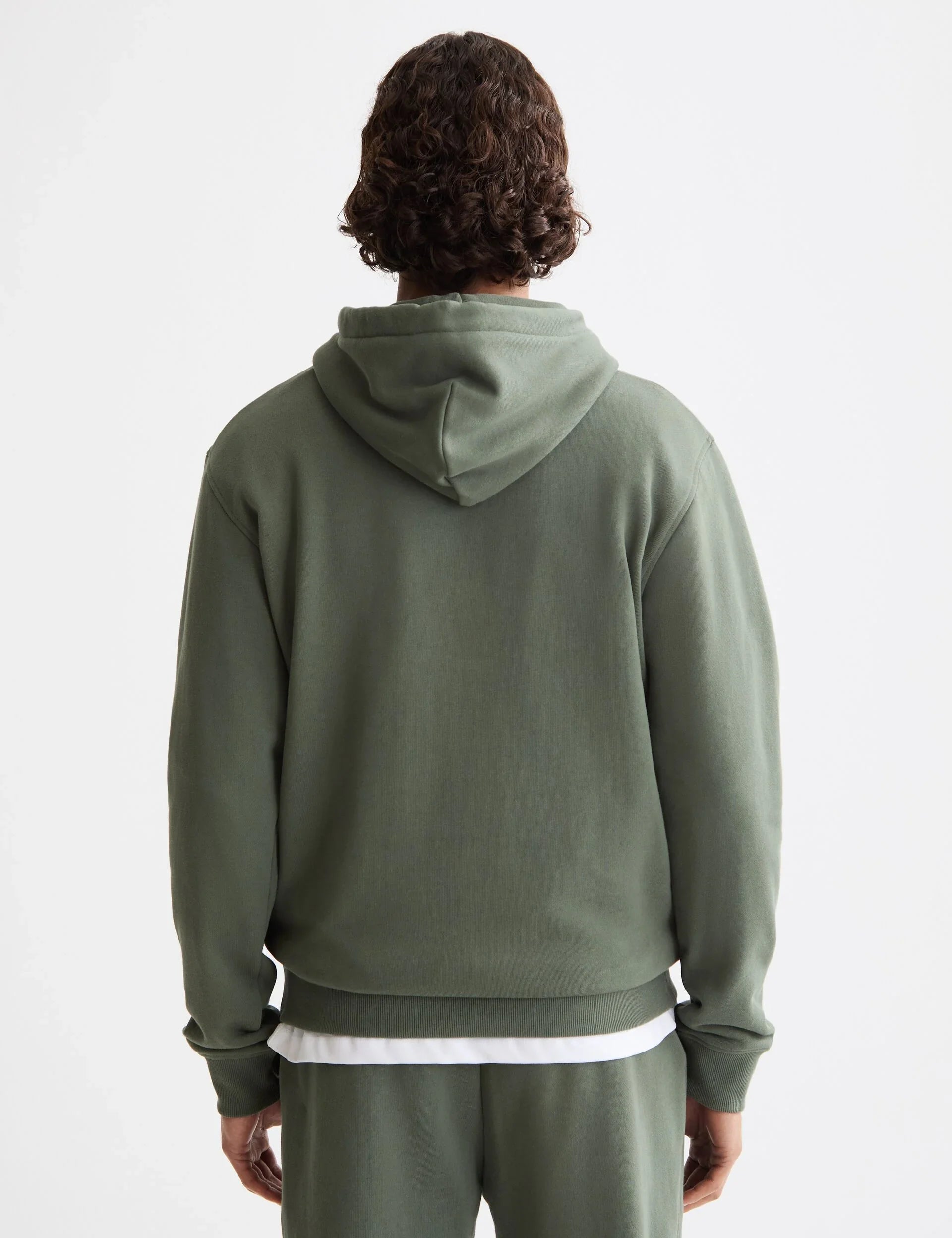 גבר לובש חולצת קפוצ׳ון ירוקה מבית מותג אופנה CHOZEN, צילום גב על רקע לבן