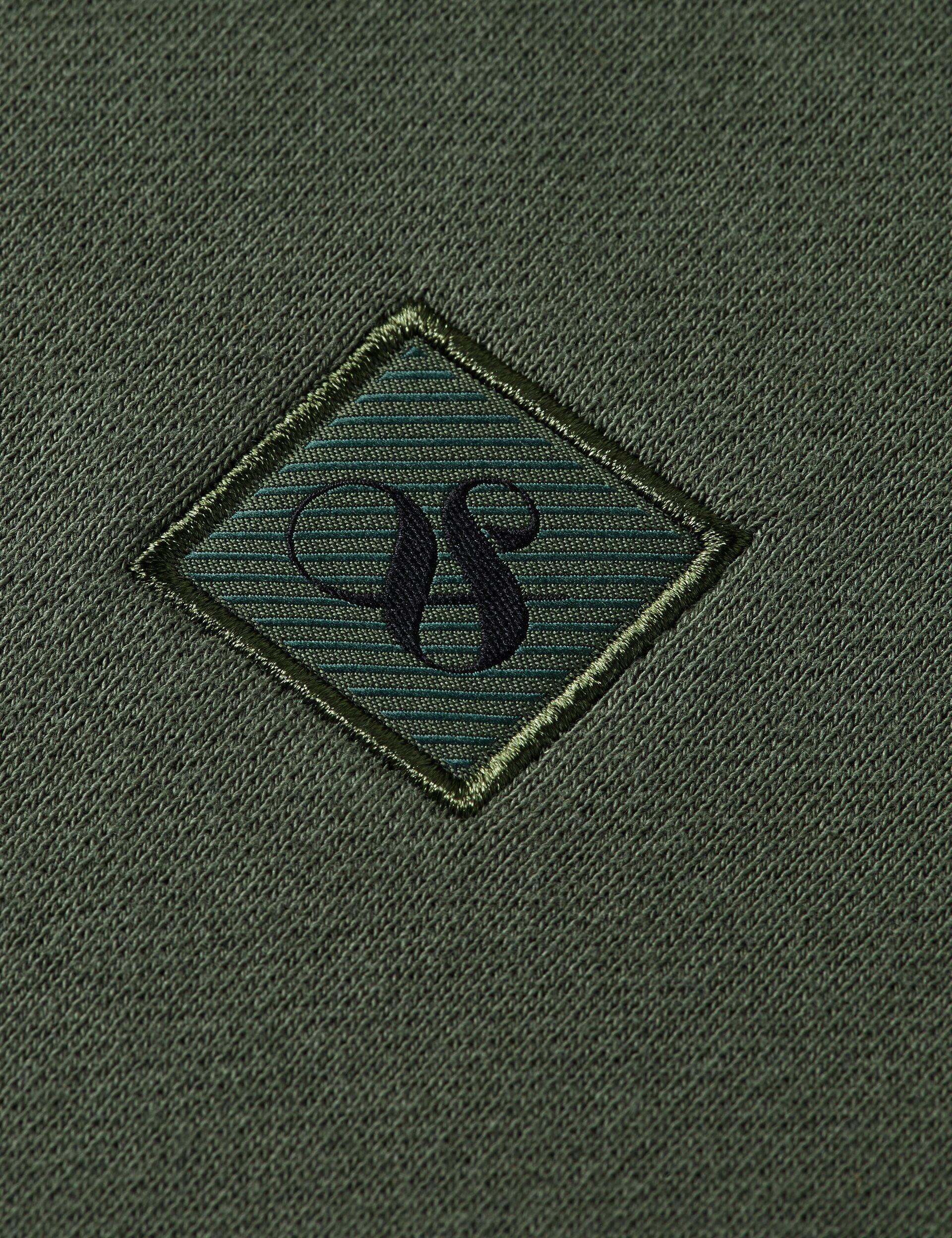 לוגו CHOZEN רקום על בד ירוק, אופנה מותגים מובילים מבית קבוצת אלפא