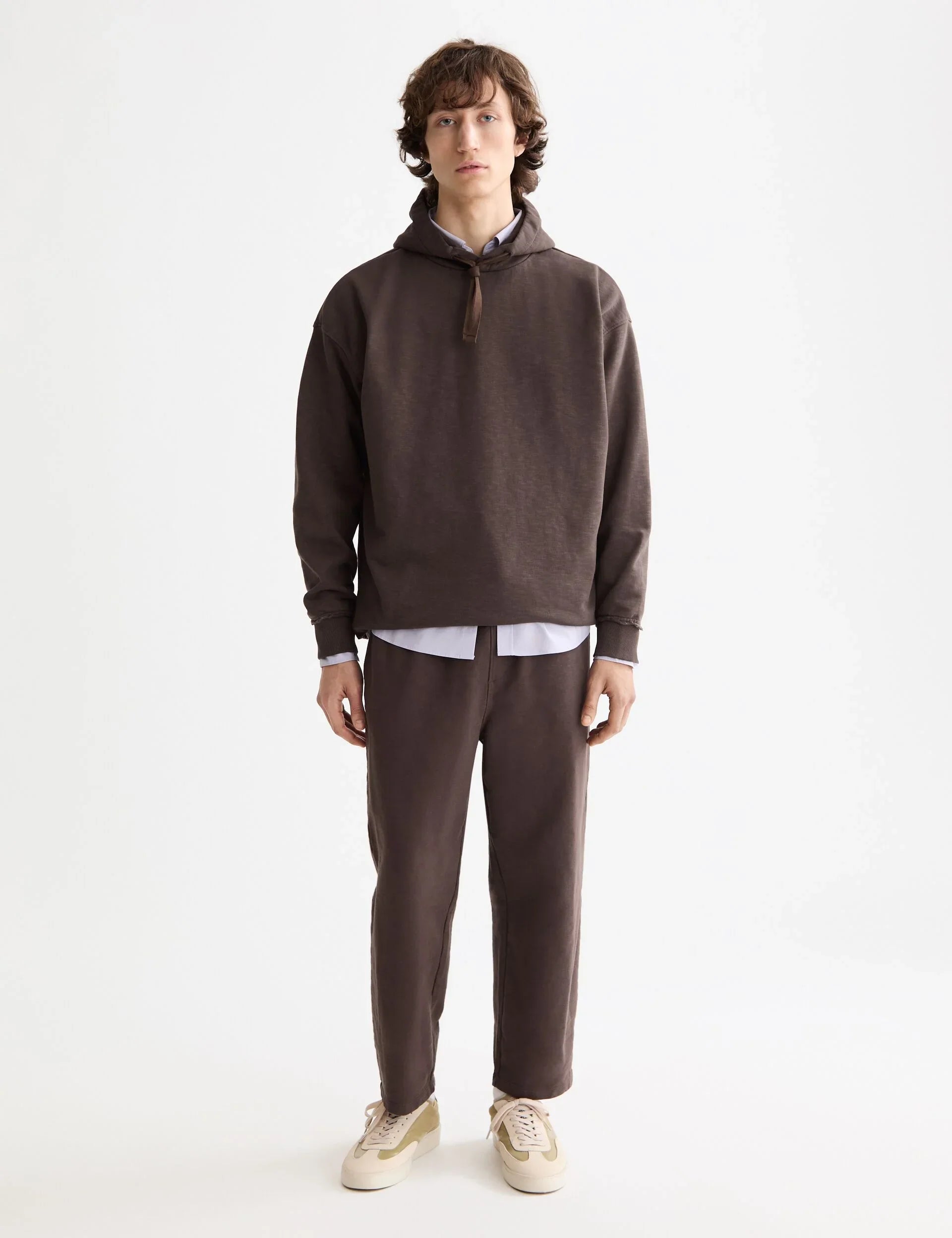 דגם גבר לובש סט קפוצ'ון חום ומכנסיים תואמים, אופנת גברים מבית מותגים ב-CHOZEN