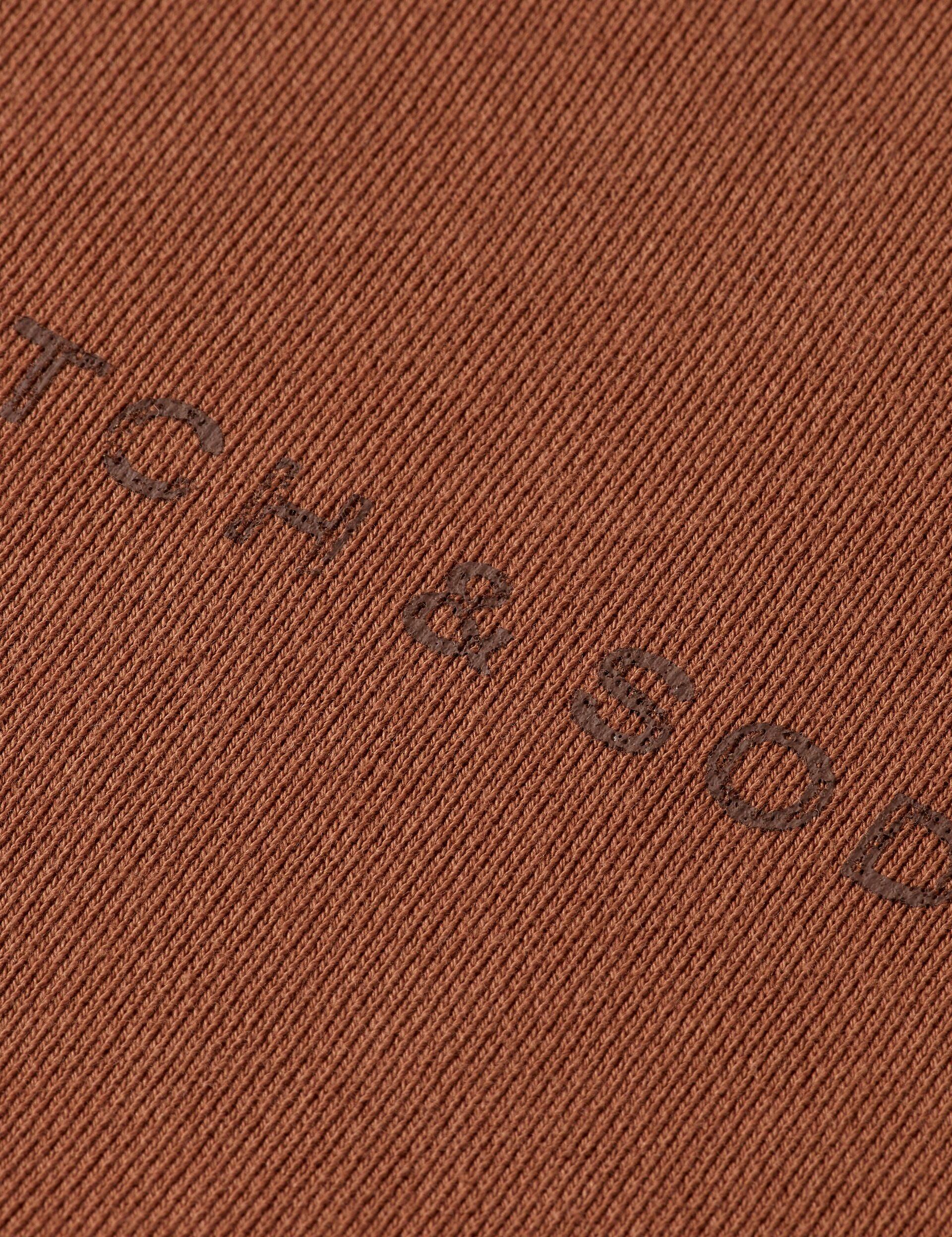 בד חום עם טקסט מודפס, מותג אופנה מוביל מחנות CHOZEN, קבוצת אלפא