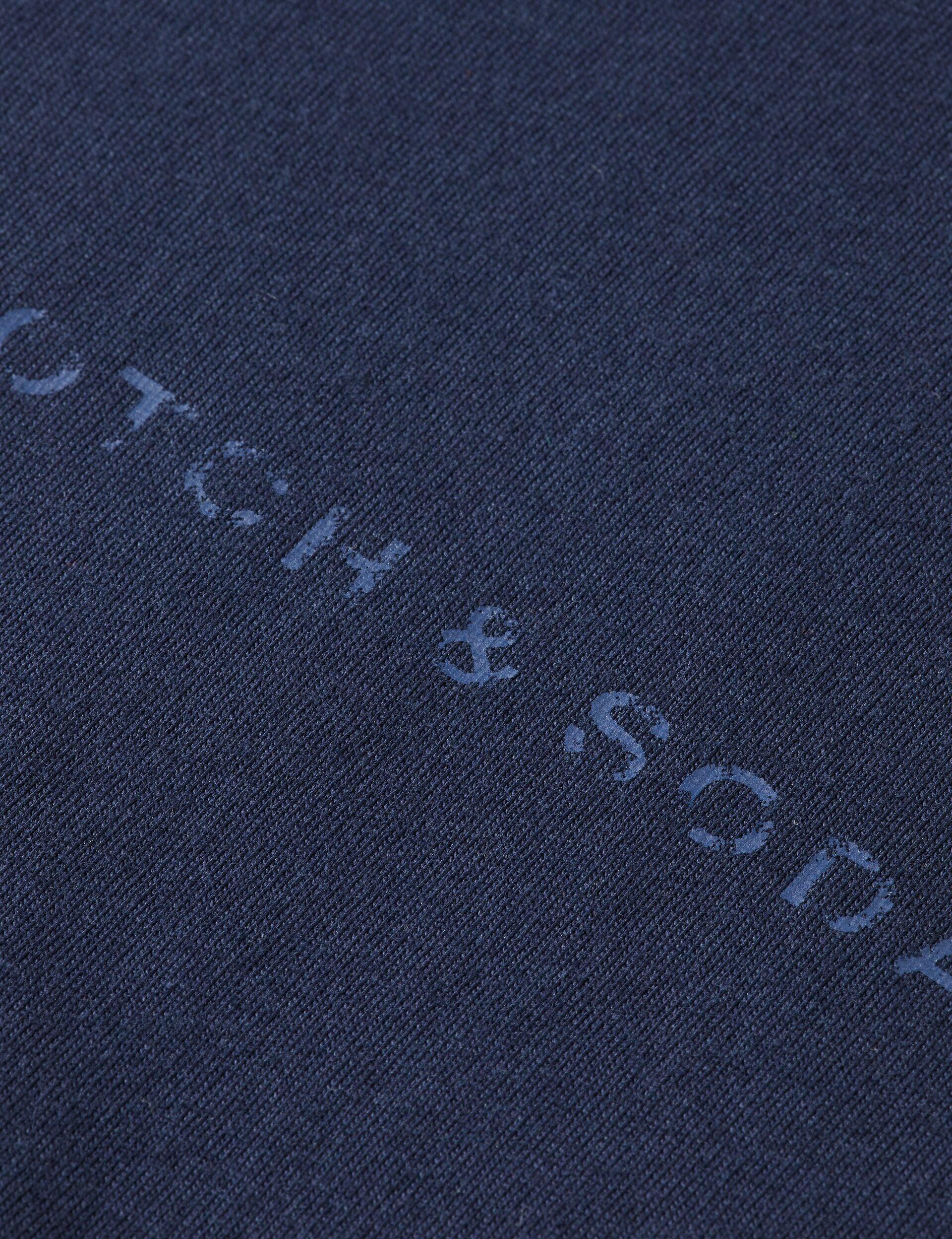 חולצת טריקו כחולה עם כיתוב עדין של המותג Scotch & Soda, בגדי מותגים CHOZEN