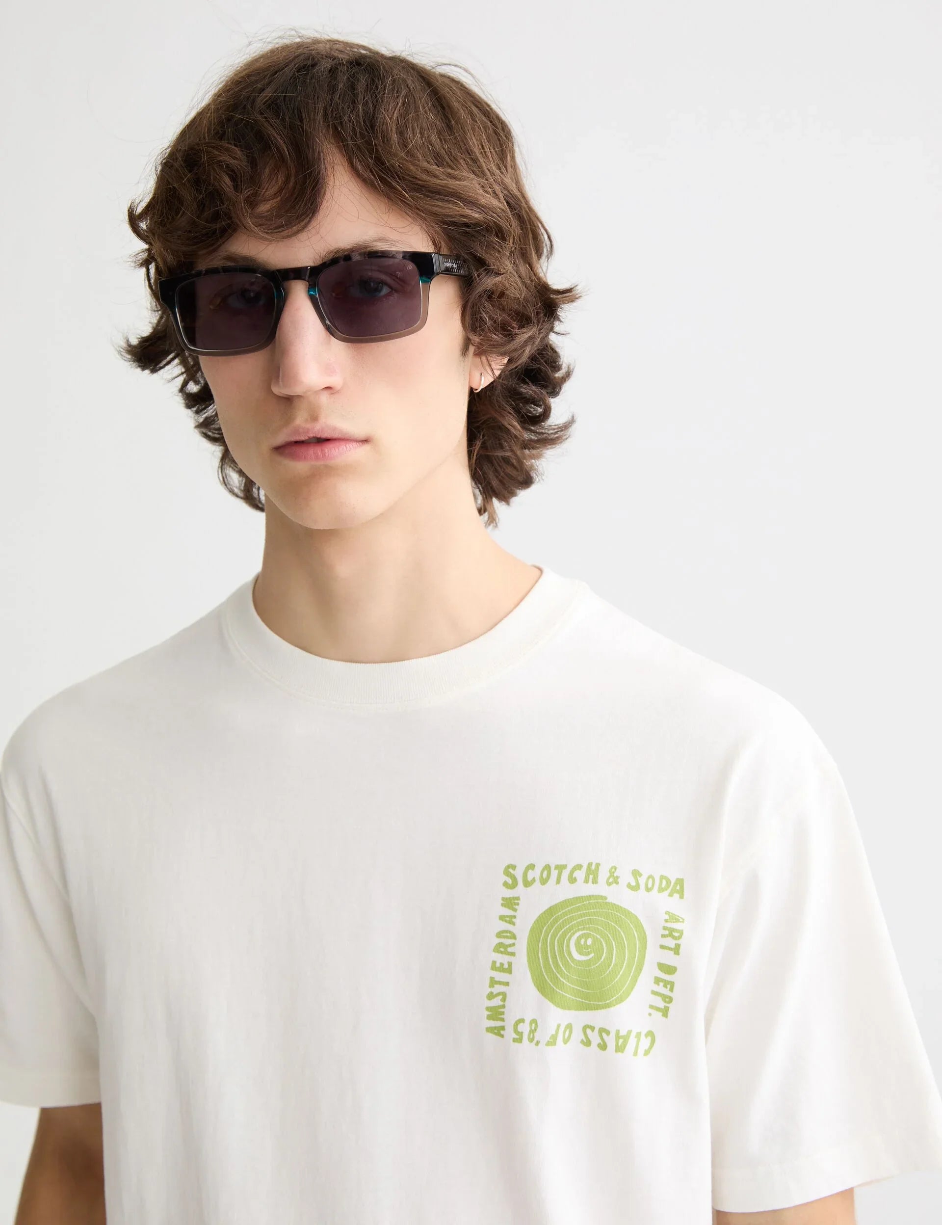 דגם לובש חולצת טי לבנה של Scotch & Soda ומשקפי שמש, צילום אופנה CHOZEN