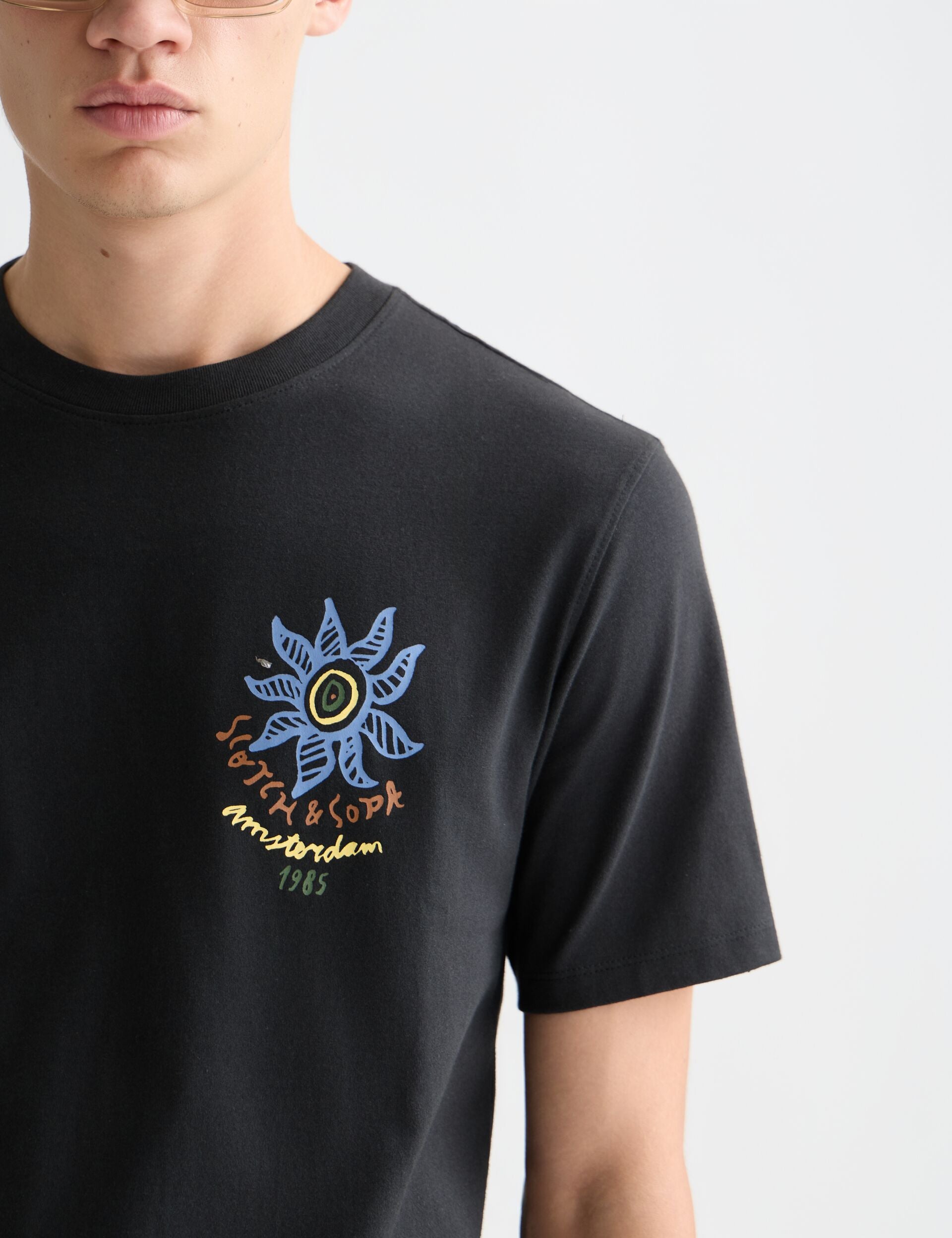 טי שרט שחורה לגברים עם הדפס פרח צבעוני מבית CHOZEN, מותג מוביל מקבוצת אלפא