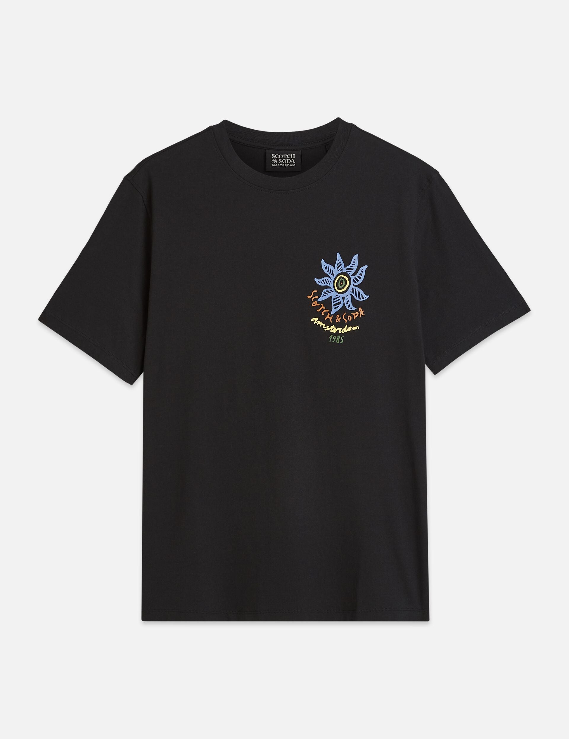 חולצת טי שחורה עם איור צבעוני ומיתוג Scotch & Soda, אופנת קיץ CHOZEN