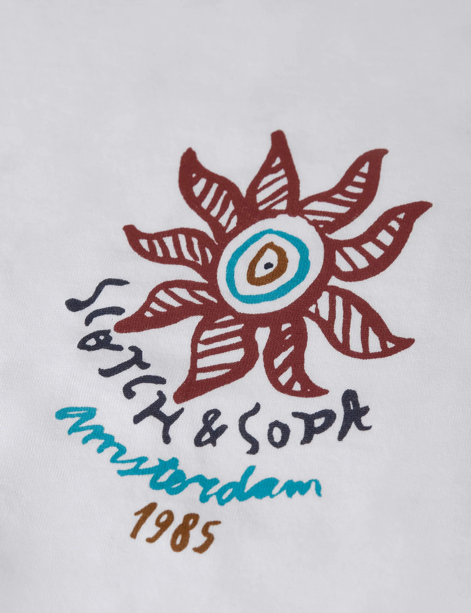 הדפס צבעוני של פרח ומילים על חולצת טי לבנה, Scotch & Soda אמסטרדם 1985, מבית CHOZEN