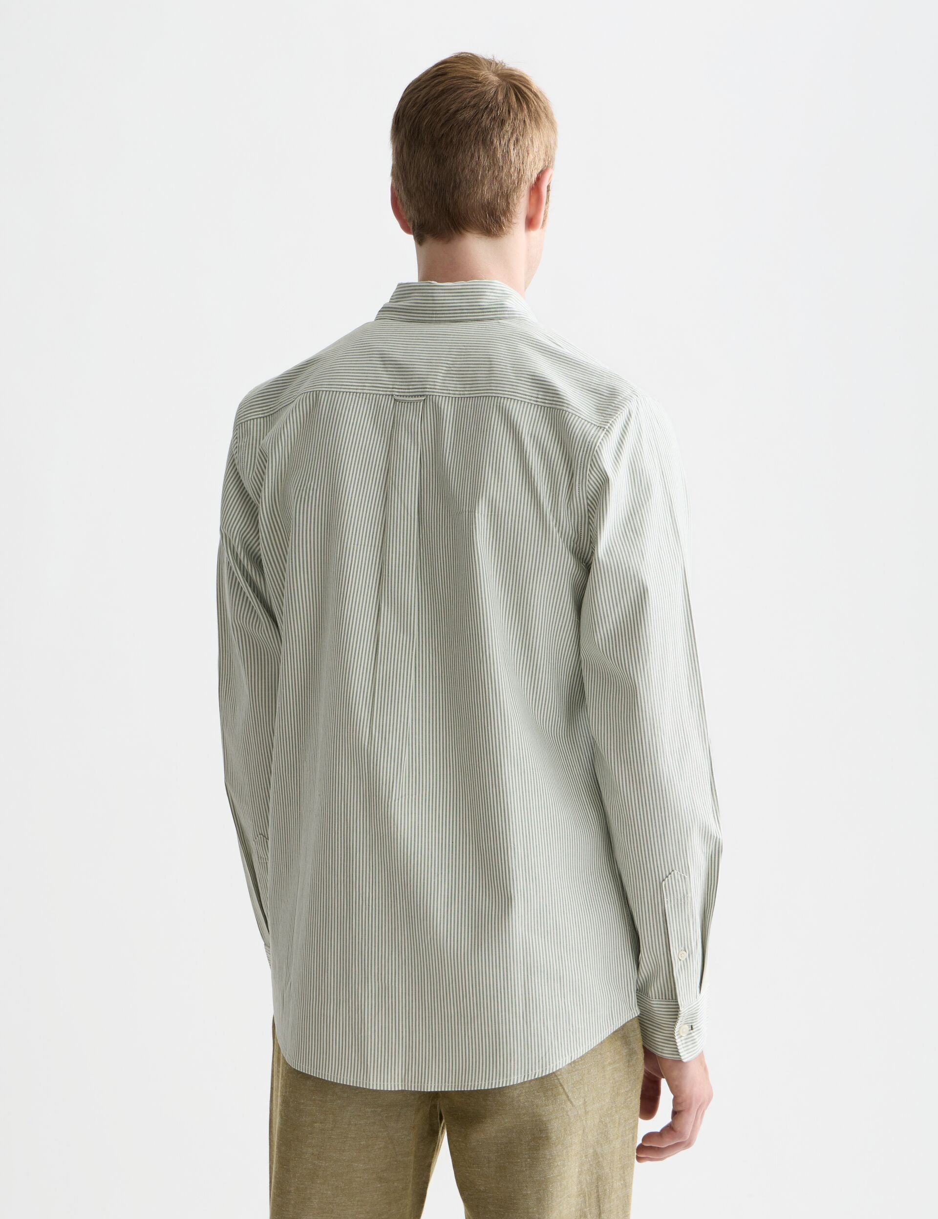 חולצת גברים פסים ארוכים בגב, אופנה עדכנית מבית CHOZEN, צילום על רקע לבן