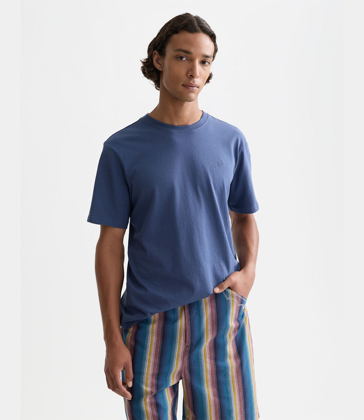 דוגמן לובש חולצת טי כחולה ומכנסיים קצרים מפוספסים, אופנת גברים CHOZEN