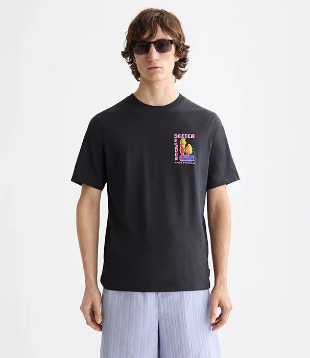 דוגמן לובש חולצת טי שחורה של Scotch & Soda עם הדפס צבעוני, אופנה לגברים באתר CHOZEN